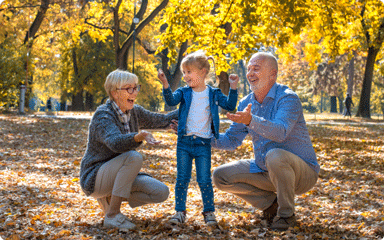 Abuelos pasando la tarde con su nieta en el parque