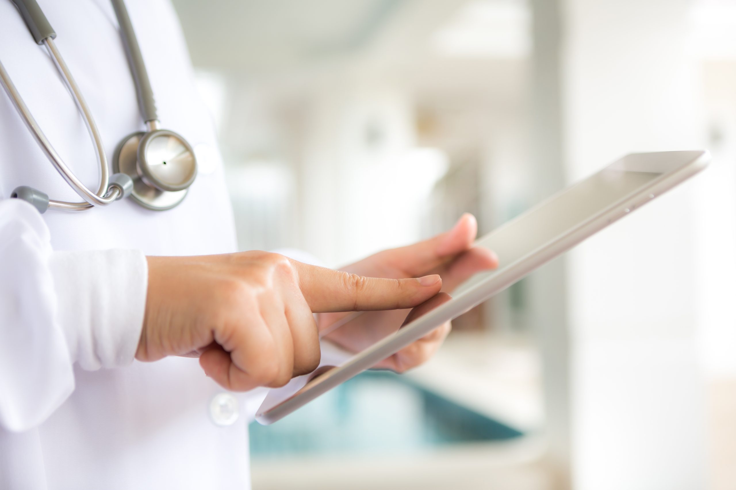 Gestión digital de vacunas individualizadas en consulta Profesional sanitario utilizando una tablet en consulta.