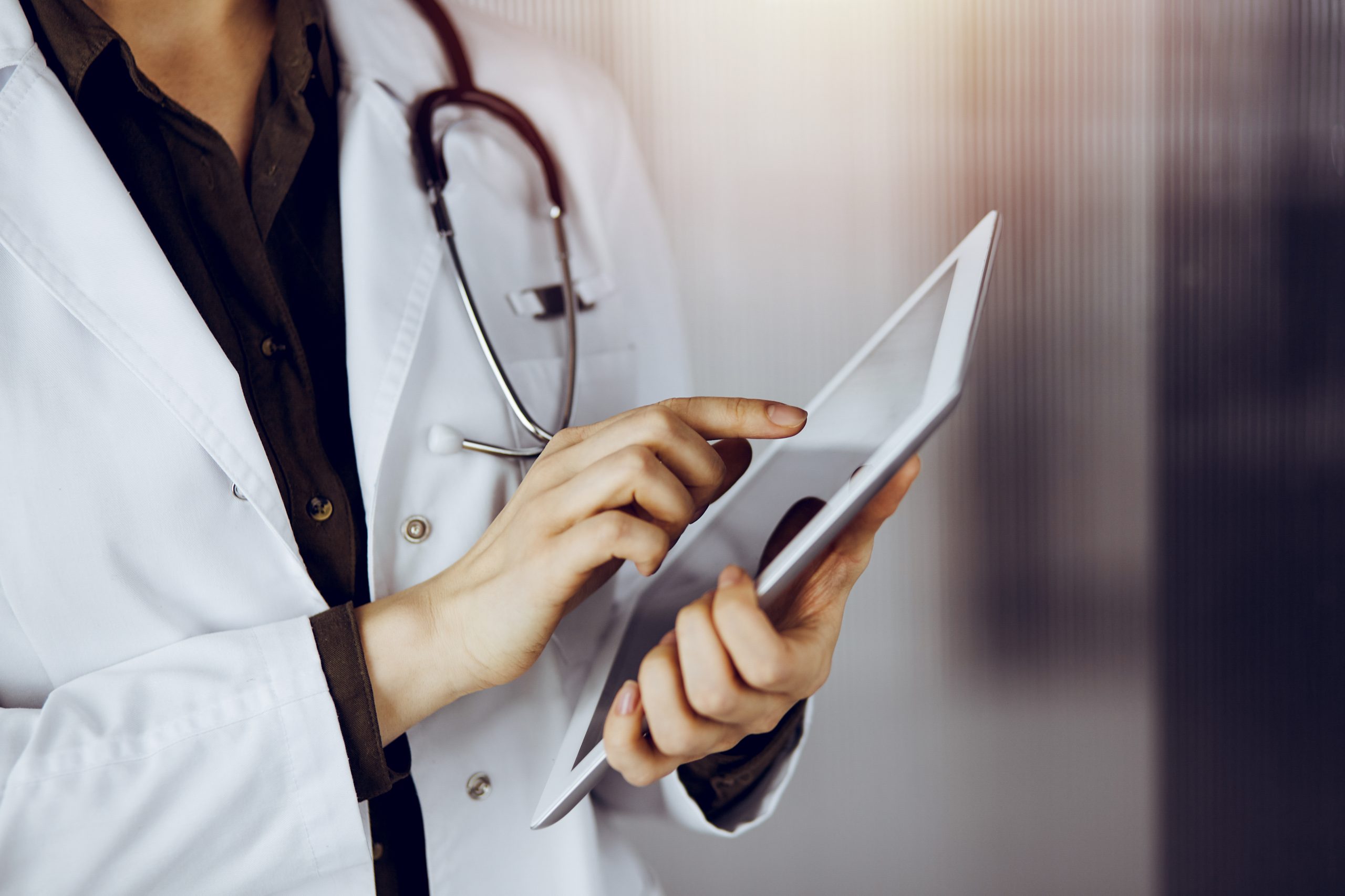 Prescripción digital: como cambia el proceso para el médico Médica utilizando una herramienta de prescripción digital en consulta