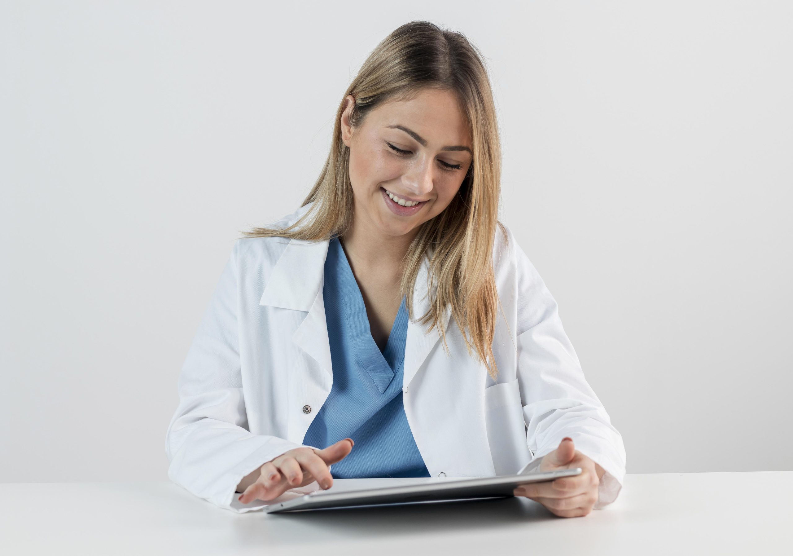 Herramienta digital para la consulta del alergólogo Alergólogo utilizando una herramienta digital en la consulta