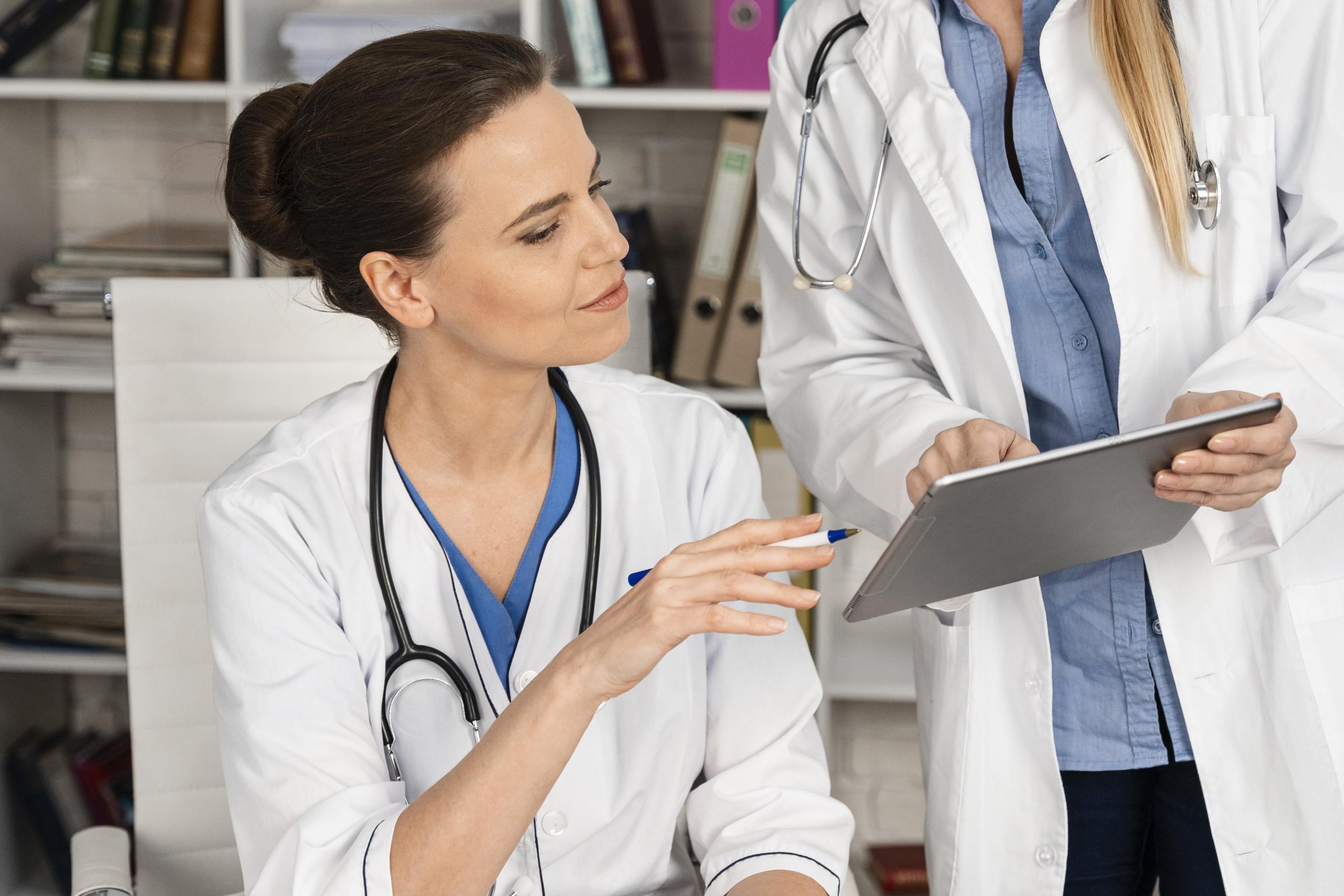 Gestión de vacunas individualizadas: más allá del trámite Profesional sanitaria trabajando con una herramienta digital.