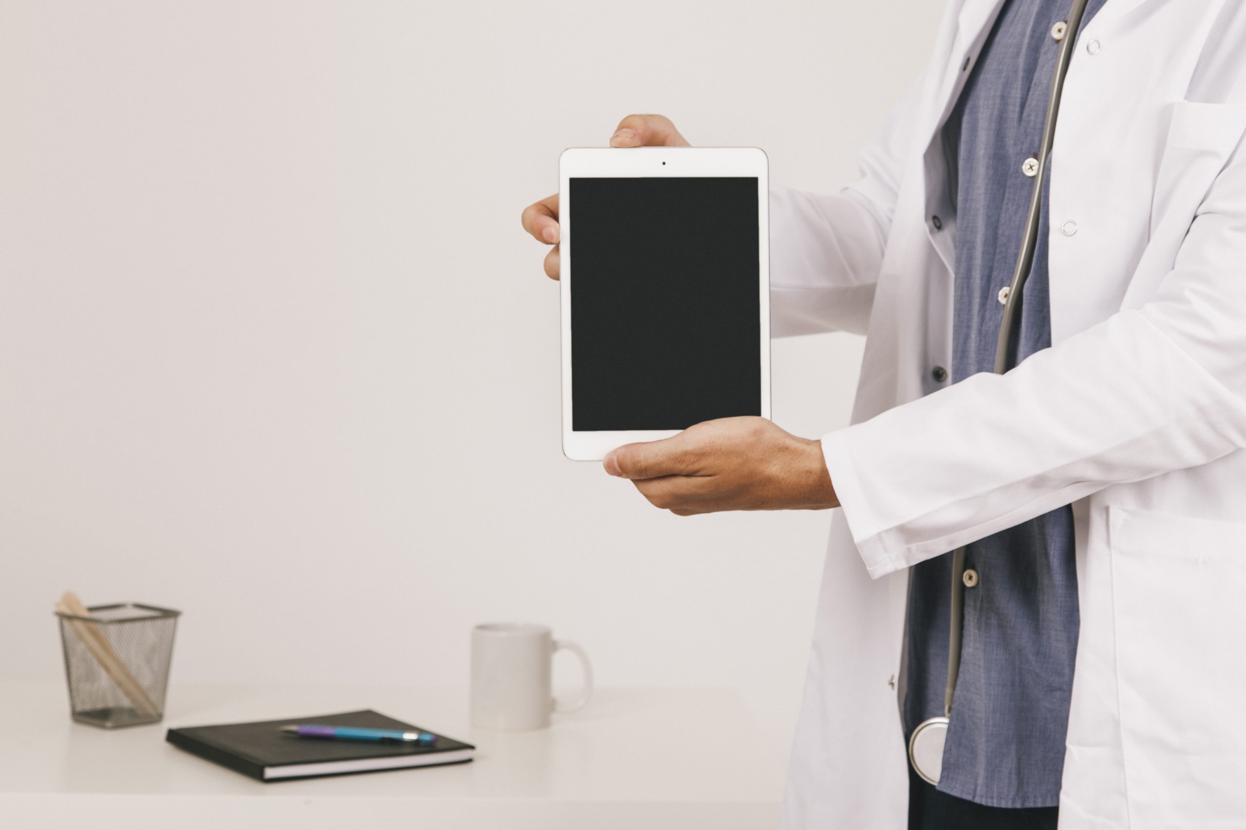 Formulario digital para vacunas individualizadas Profesional sanitario consultando una herramienta digital en una tablet.
